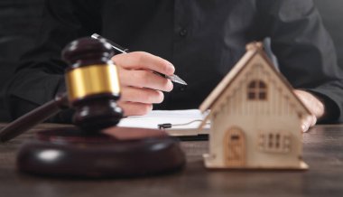 Yargıç Tokmak ve ev modeli masada. Belge imzalayan adam. Emlak Avukatı