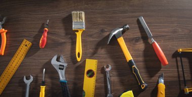 Ahşap arka plan üzerinde çalışma araçları.