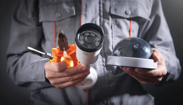 Güvenlik kamerası tutan adam..