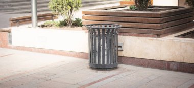 Şehirdeki metal çöp kutusu.