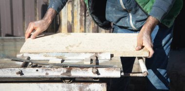 İnşaat işçisi ev yapımı için fayans tutuyor..