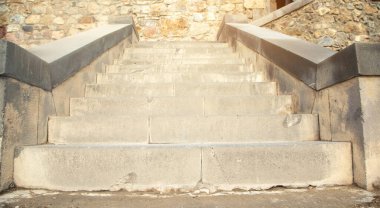 Şehirde boş merdivenler var..