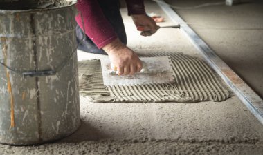 Seramik seramik seramik döşeme. Zemini yeniliyorum.