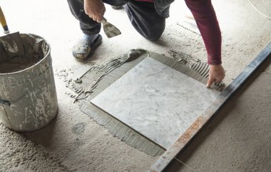 Seramik seramik seramik döşeme. Zemini yeniliyorum.