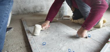 Seramik seramik seramik döşeme. Zemini yeniliyorum.