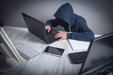  Hacker ofis bilgisayarından bilgi çalıyor. Hackleme, Suçlu