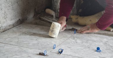 Seramik seramik seramik döşeme. Zemini yeniliyorum.