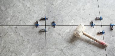 Kiremitlerdeki lastik çekiç. Zemini yeniliyorum.