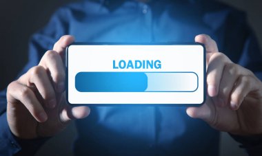 Akıllı telefon ekranında çubuk yükleyen adam görülüyor.