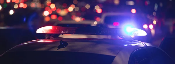Красный Синий Фонарики Полицейская Машина Ночью Городе — стоковое фото