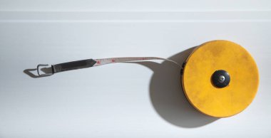 Tavandaki plastik paneldeki şeridi ölç.