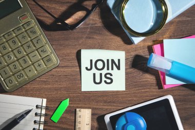 Bir iş nesnesi ile yapışkan notla bize katıl.