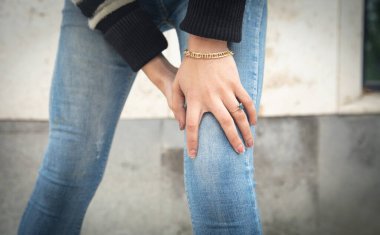 Beyaz kadın diz ağrısı çekiyor..