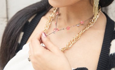 Kolye takan beyaz bir genç kadın.. 