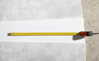 Tavandaki plastik paneldeki şeridi ölç.