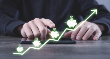 Erkek el kumbaralı bir ok gösteriyor. Büyümek. Mali Yönetim