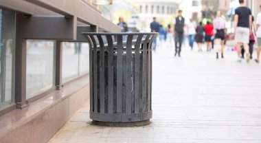 Şehirdeki metal çöp kutusu.