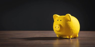 Sarı kumbara masanın üstünde..