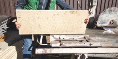 Elektrikli fayans kesici. Tiler ıslak testere makinesinde fayans kesiyor.