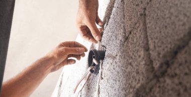 Elektrik tesisatı elektrik kabloları evde.