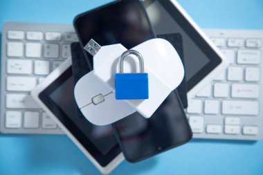 Tablet, klavye, fare ve diğer cihazlarla birlikte asma kilit. İnternet ve teknoloji güvenliği