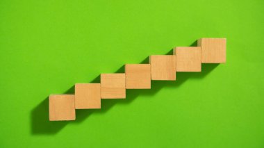 Yeşil arkaplanda boş tahta küpler.