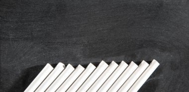 Kara tahtada tebeşir. - Okul. Eğitim