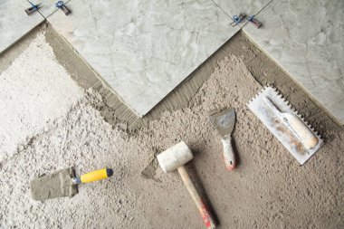 Seramik seramik seramik döşeme. Zemini yenilemek için araçlar