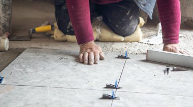 Seramik seramik seramik döşeme. Zemini yeniliyorum.