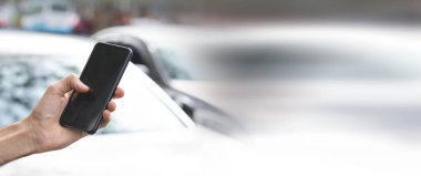 Beyaz adam şehirde akıllı telefon kullanıyor..