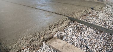 İnşaat alanında beton işi var. Beton döşeme