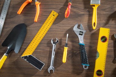 Ahşap arka plan üzerinde çalışma araçları.