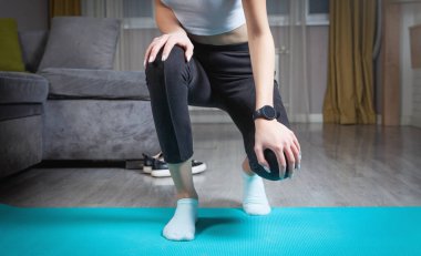 genç kadın egzersiz evde.