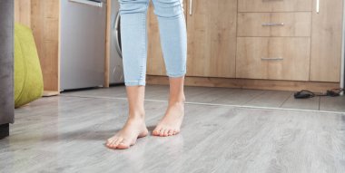 Evinde yerde yürüyen kadın ayakları..