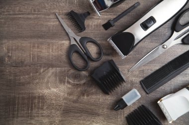 Saç makasıyla tarak ve makasla saç kesme makinesi..