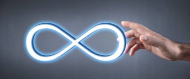 İnsan eli bir sonsuzluk sembolü gösteriyor.