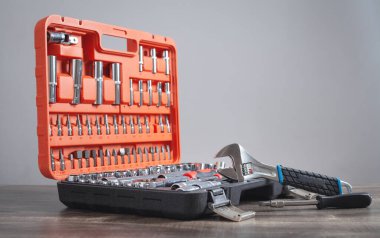 Alet çantasıyla ayarlanabilir İngiliz anahtarı. Farklı boyutlarda anahtarlar