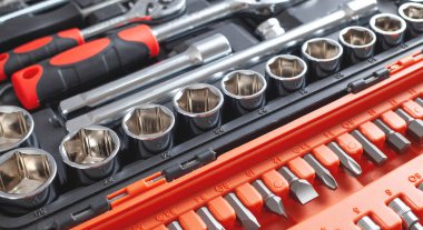 Bir alet çantasının arka planı. Farklı boyutlarda anahtarlar