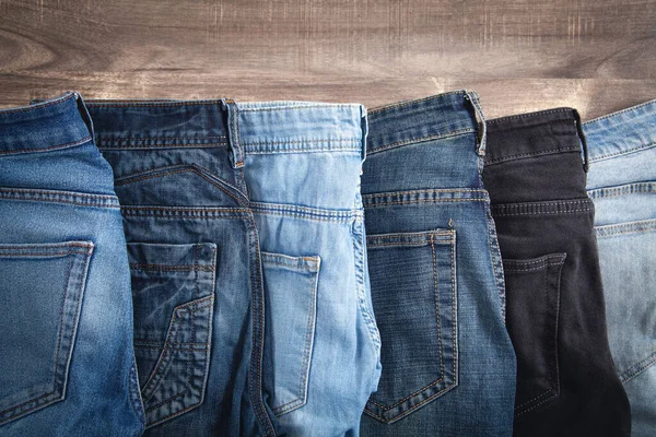 Kahverengi ahşap arka planda kot pantolon..