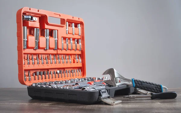 Alet çantasıyla ayarlanabilir İngiliz anahtarı. Farklı boyutlarda anahtarlar