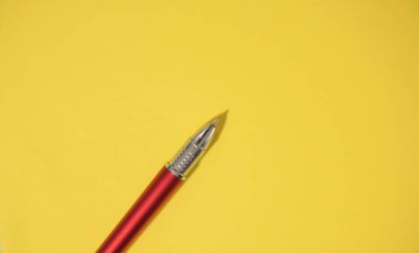 Sarı arka planda Bordeaux kalemi.