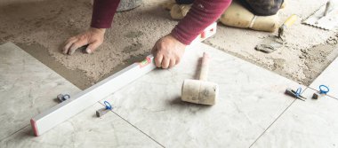 Seramik seramik seramik döşeme. Zemini yeniliyorum.