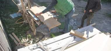 Elektrikli fayans kesici. Tiler ıslak testere makinesinde fayans kesiyor.