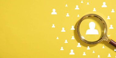 İnsan sembollü bir büyüteç. İnsan Kaynakları