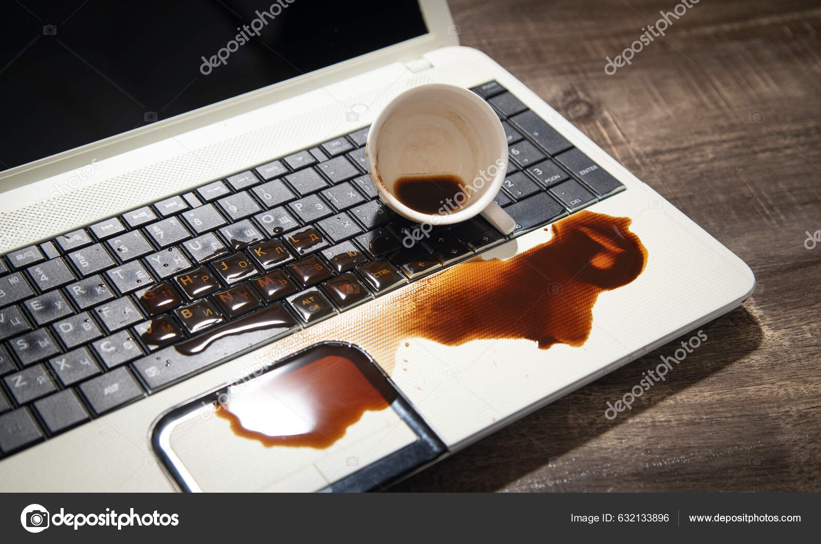 forarbejdning vinder Forbindelse Kaffe Spildt Laptop Tastatur — Stock-foto © ANDRANIK2017 #632133896
