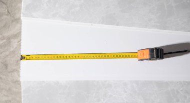 Tavandaki plastik paneldeki şeridi ölç.