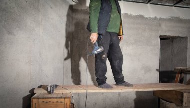 Adam matkap tutuyor. Ev tadilatı yapıyorum.