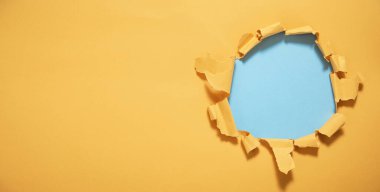 Sarı yırtık kağıt. Metnin için boşluk