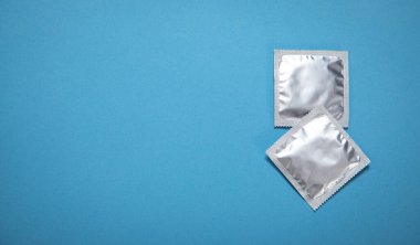 Mavi arka planda prezervatif. 