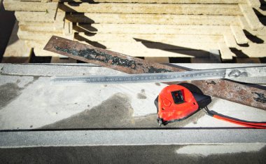 Ölçü bandıyla ev inşaatı için fayanslar.